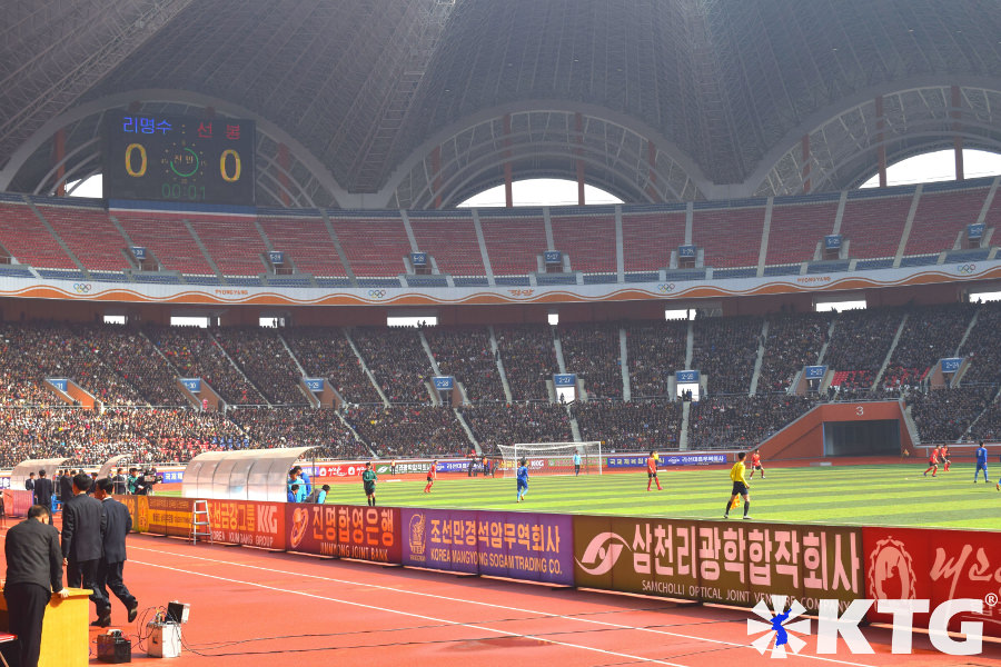 Match de football au stade du Premier Mai à Pyongyang. Le stade Rungrado May Day est le plus grand stade de football au monde et a une capacité de 150 000 spectateurs