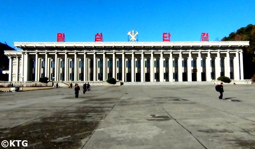 Place centrale de Pyongsong, Corée du Nord. Visite de la RPDC organisée par KTG Tours. Le bâtiment est le musée d'histoire.