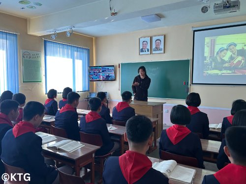 Viajeros KTG en un colegio en Rason al noreste de Corea del Norte