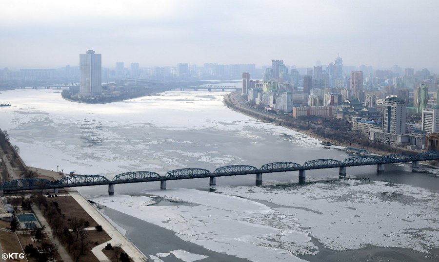 El Río Taedong en Pyongyang congelado. Fotografía tomada en uno de nuestros tours de cumpleaños de Leader Kim Jong Il. Fotografía realizada por KTG Tours