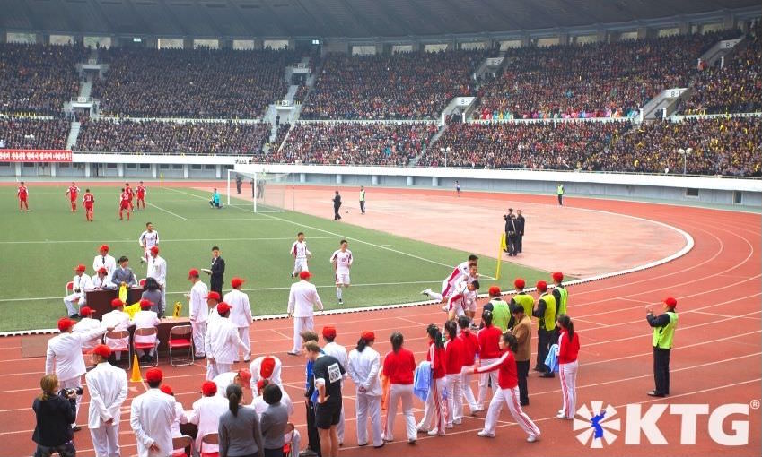 Joueurs de football nord-coréens célébrant un but au stade Kim Il Sung de Pyongyang, la capitale nord-coréenne. Photo de KTG Tours