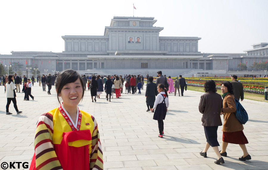 Guide coréen au Palais du Soleil Kumsusan à Pyongyang, Corée du Nord (RPDC)