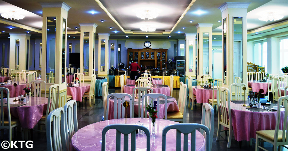 Restaurant de l'hôtel Haebangsan. C'est un hôtel économique à Pyongyang, en Corée du Nord, classé comme hôtel de deuxième classe