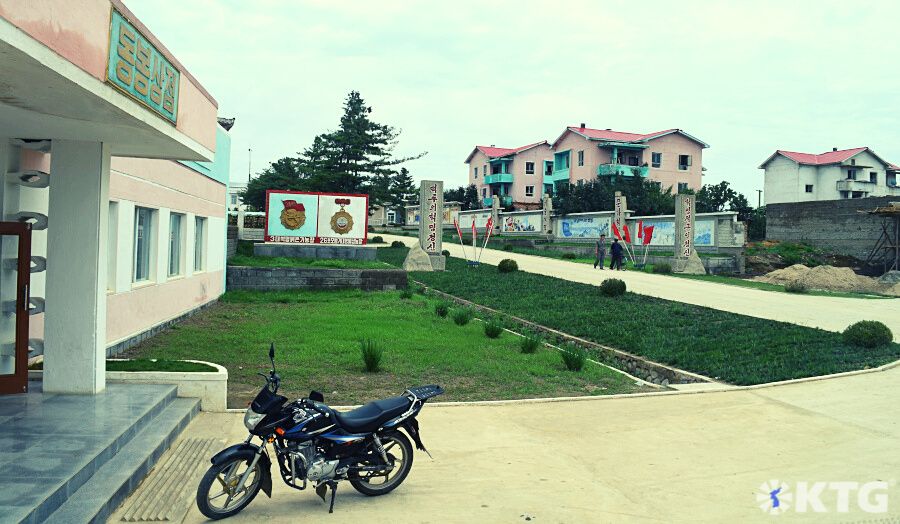 Motocicletta nordcoreana in una fattoria cooperativa vicino alla città di Hamhung, RPDC. Viaggio organizzato da KTG Tours