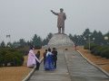 Pareja de recién casados frente a la estatua de Kim Il Sung en la ciudad de Nampo en Corea del Norte