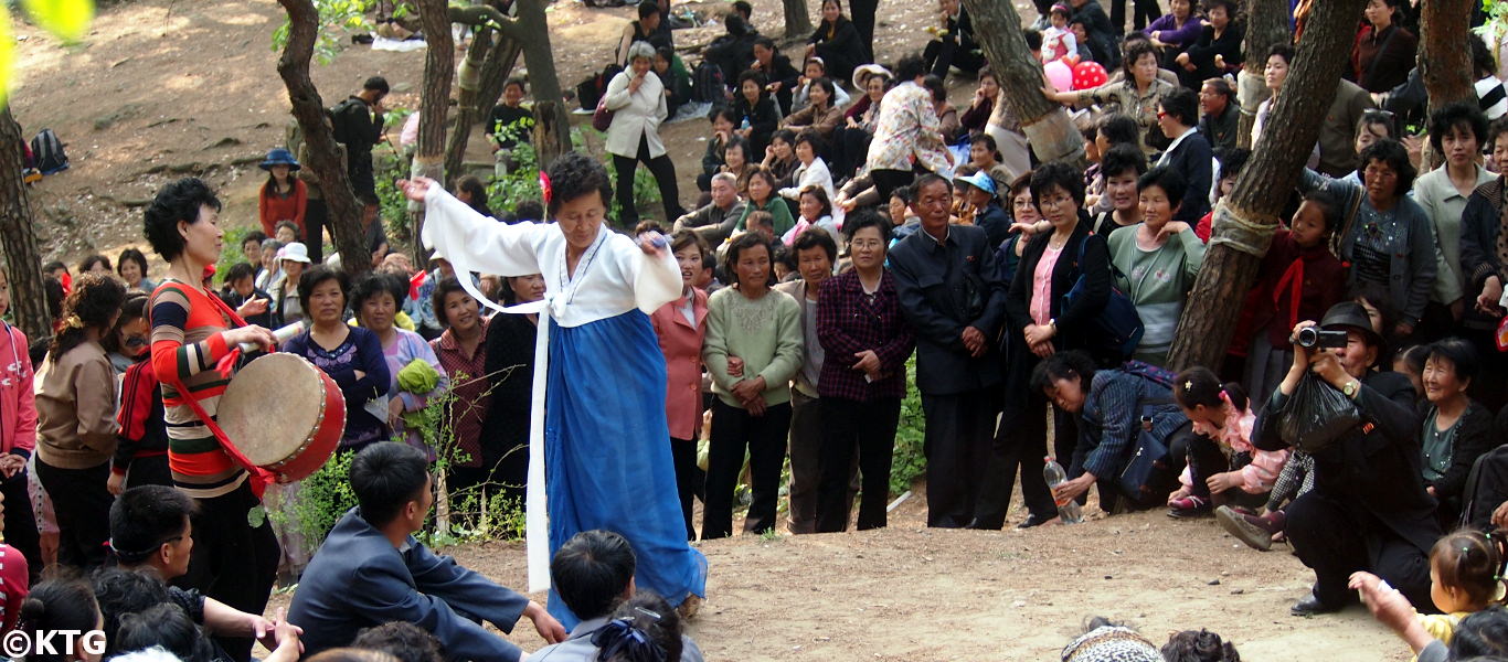 Norcoreanos bailando en el parque el primero de mayo en Pyongyang capital de Corea del Norte. Viaje organizado por KTG Tours