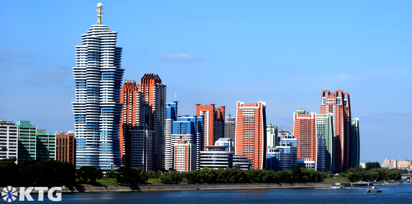 Avenue des scientifiques Mirae, scientifiques du futur, à Pyongyang, capitale de la Corée du Nord, RPDC. Photographie prise par KTG Tours. Des enseignants et des scientifiques de l'Université de technologie de Kim Chaek séjournent dans cette nouvelle rue construite en 2014 et 2015.