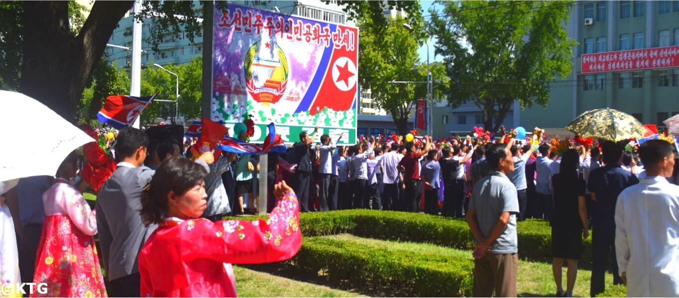 Fête nationale à Pyongyang, capitale de la Corée du Nord. Photographie prise par KTG Tours. Nous avons pris cela après un défilé militaire le 9 septembre 2018 lorsque des soldats nord-coréens sont sortis du défilé et ont salué les habitants dans la rue. C'était un anniversaire important en Corée du Nord, car c'était le 70e anniversaire de la fondation de la République populaire démocratique de Corée.