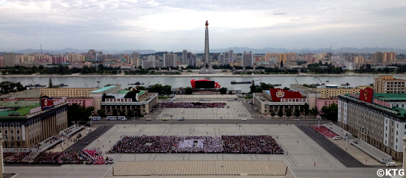 Plaza Kim Il Sung en Pyongyang vista desde el balcón de la Gran Casa de Estudios del Pueblo. Puedes ver la Torre Juche al fondo. Fotografía realizada por KTG Tours