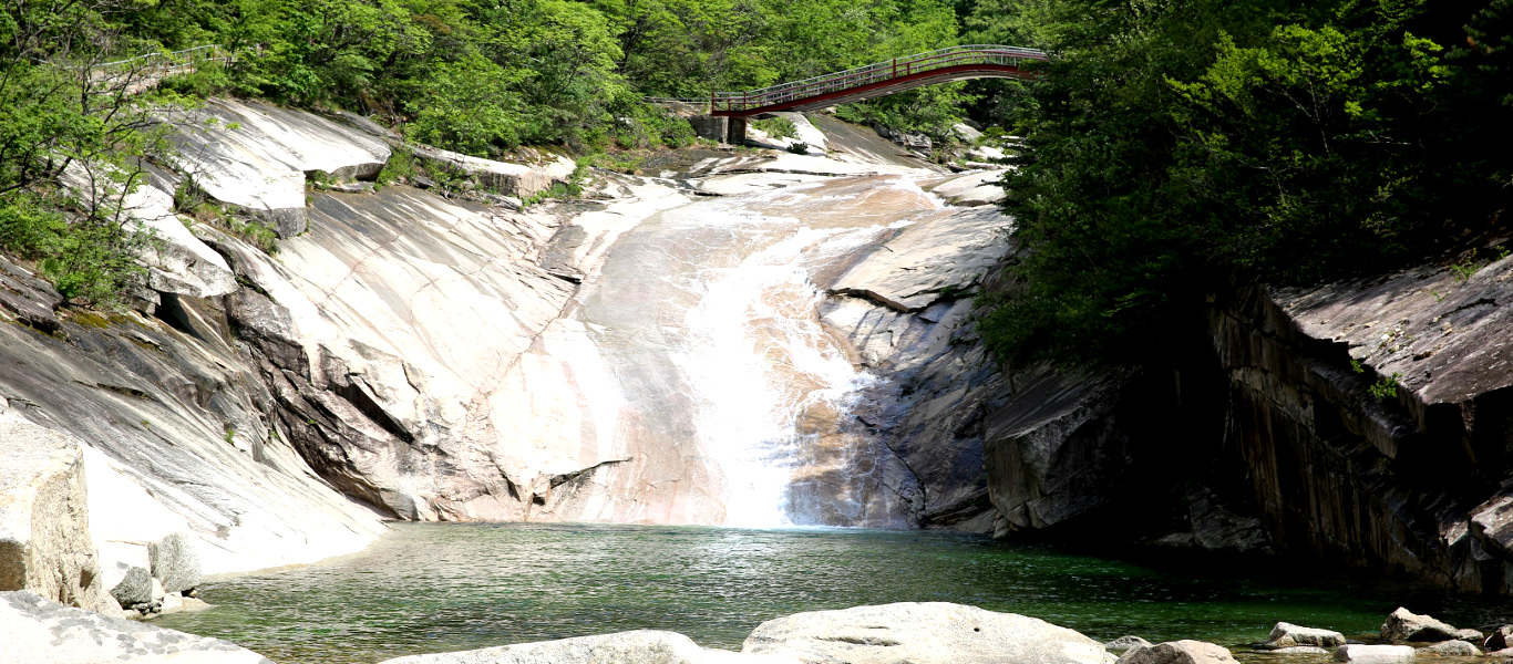 Caminata en el Monte Kumgang. Kumgangsan quiere decir Monte de Diamante. Se trata de un parque natural en Corea del Norte. Viaje organizado por KTG Tours