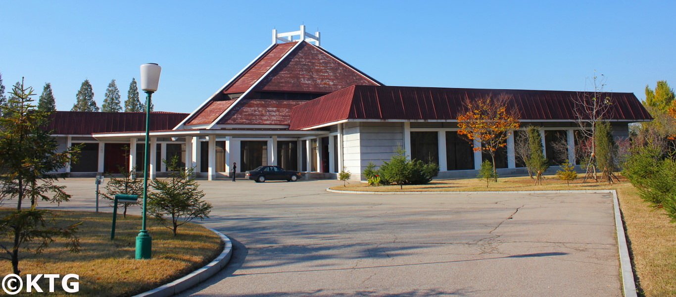 Hotel Spa Ryonggang en Onchon cerca de la ciudad de Nampo en la costa oeste de Corea del Norte. Este es un famoso hotel balneario en la RPDC. Foto de KTG Tours