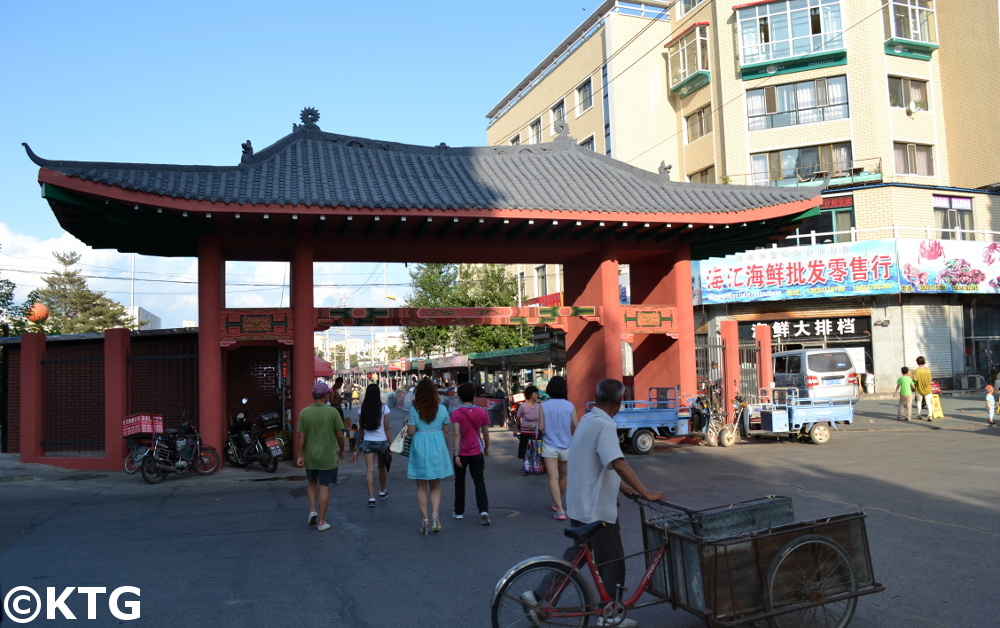 Calle gastronómica en Hunchun, ciudad cercana a la frontera entre China, Corea del Norte y Rusia, en la provincia de Jilin y en la zona de Yanbian