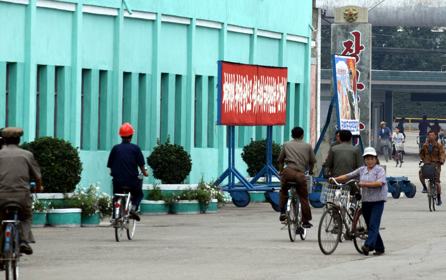 entrada de una fábrica de fertilizantes en Corea del Norte (RPDC)