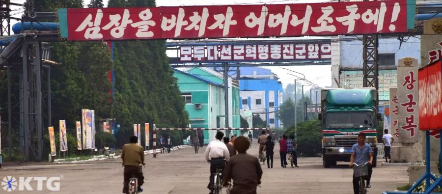 Slogan politici nordcoreani all'ingresso principale di una fabbrica di fertilizzanti nel distretto di Hungnam a Hamhung, la seconda città più grande della Corea del Nord, RPDC. Viaggio in Corea del Nord organizzato da KTG Tours