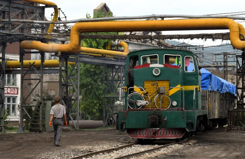 Fabbrica nel distretto di Hungnam a Hamhung, Corea del Nord. Foto scattata da KTG Tours