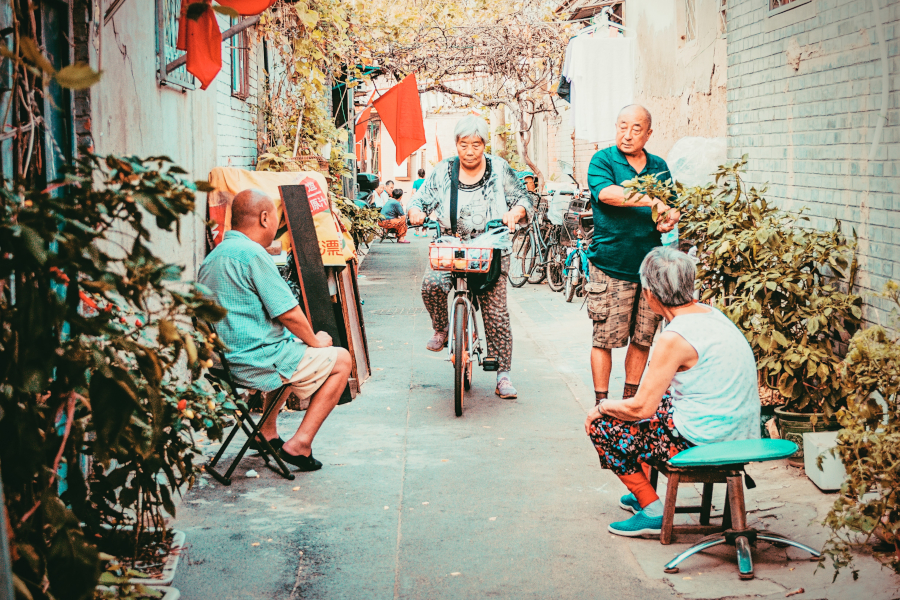 Pekineses charlando en un hutong de Beijing, China. Descubra Pekin en bici