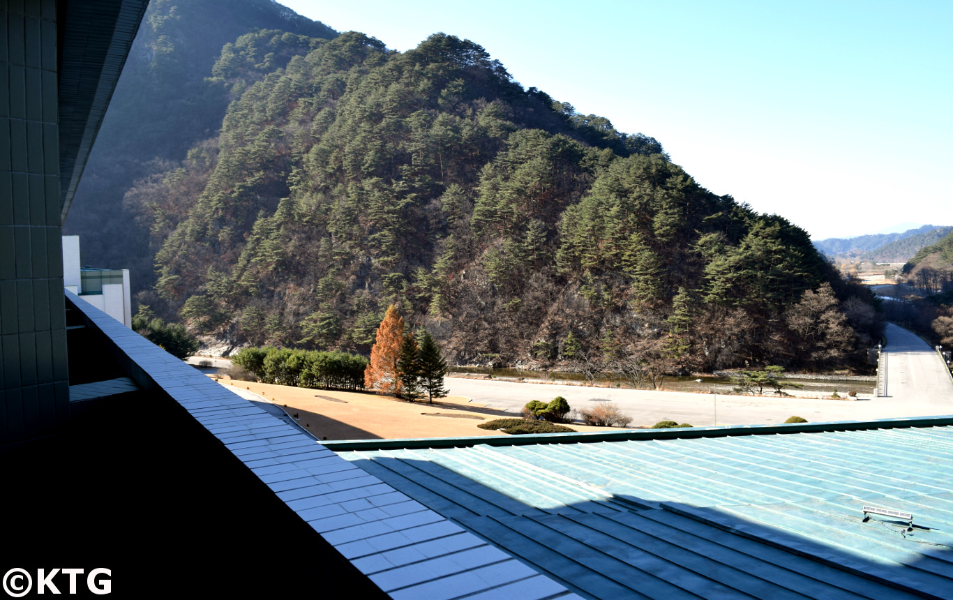 Vues depuis l'une des chambres standard de l'hôtel Hyangsan sur le mont Myohyang, province de Pyongan du Nord, Corée du Nord. Hôtel de luxe nord-coréen.