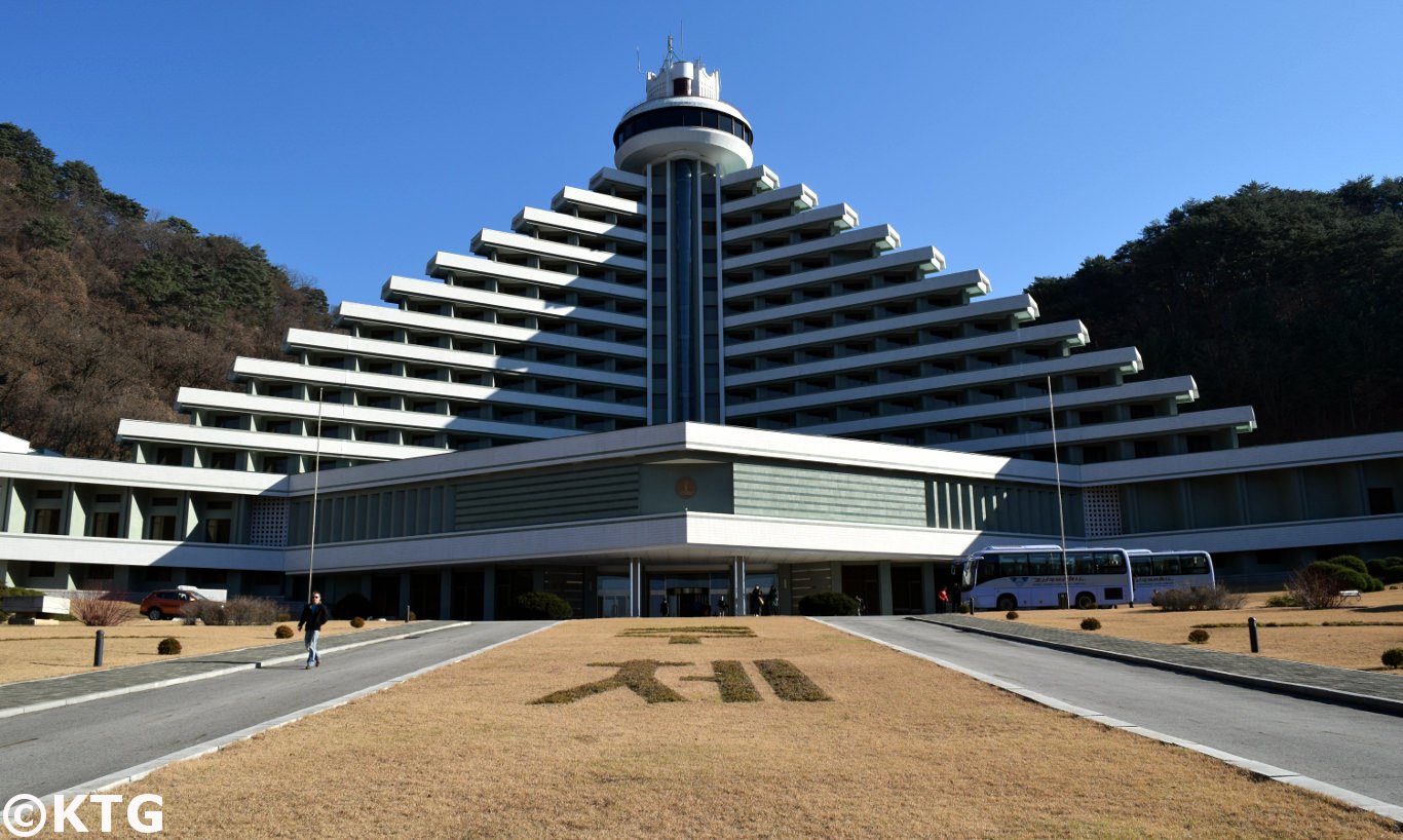 Vue de l'extérieur de l'hôtel Hyangsan en Corée du Nord après avoir été rénové. Photographie prise par KTG