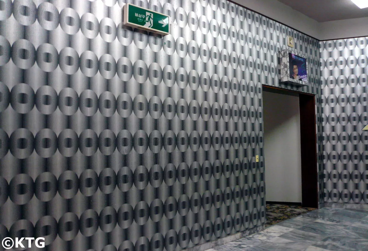 Sala karaoke all'Hotel Hyangsan in Corea del Nord nel 2008 prima della ristrutturazione. Foto scattata da KTG