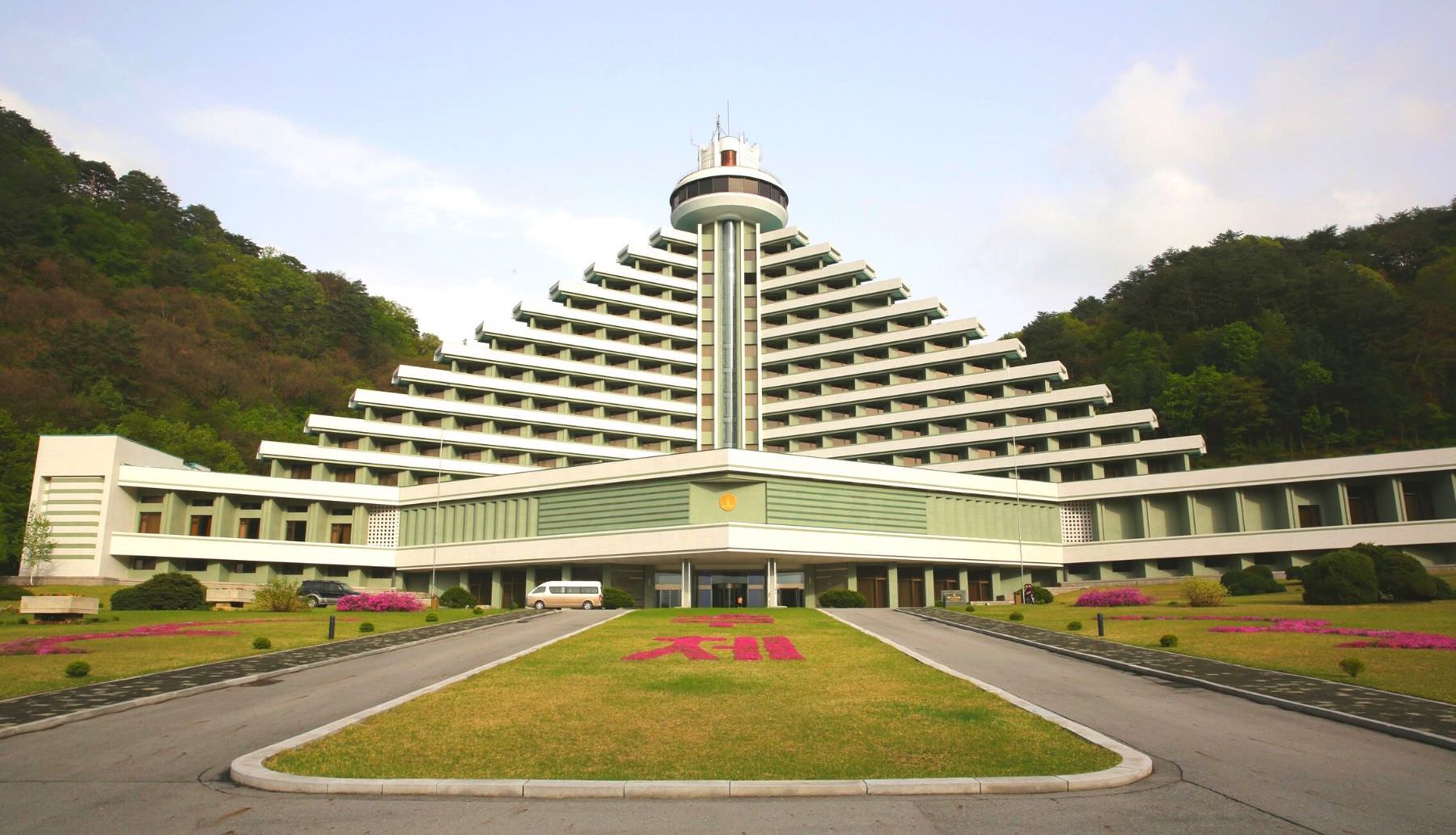 Hotel Hyangsan en el Monte Myonhyang. Se trata de uno de los hoteles más lujosos de Corea del Norte (RPDC). Foto de KTG Tours