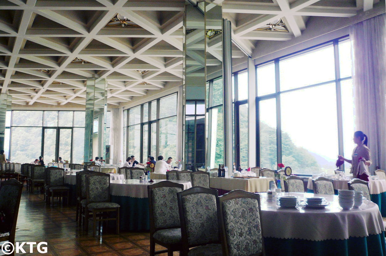 Vues du restaurant de l'hôtel Hyangsan en Corée du Nord avant sa rénovation. Photo prise en 2008