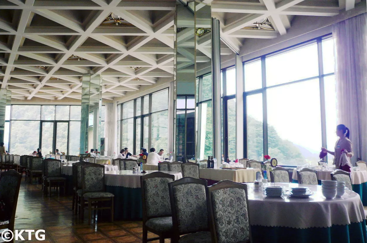 Vedute del ristorante all'Hotel Hyangsan in Corea del Nord prima di essere rinnovato. Foto scattata nel 2008
