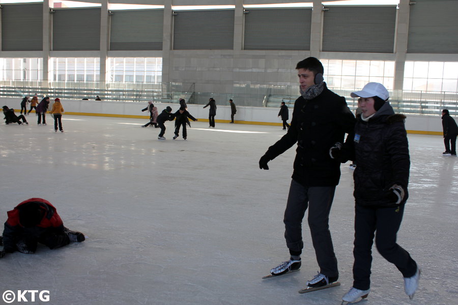 Membre du personnel de KTG Tours essayant d'apprendre à patiner à Pyonygang, Corée du Nord, RPDC