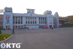 Entrada principal del estadio Kim Il Sung en Pyongyang, Corea del Norte (RPDC)