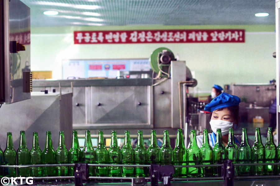 Fábrica de embotellados Kangso en Kangso, cerca de la ciudad de Nampo que está en la costa oeste de Corea del Norte