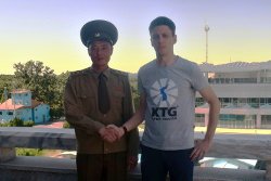 Soldado norcoreano en la DMZ estrechando la mano con un miembro del personal de KTG Tours