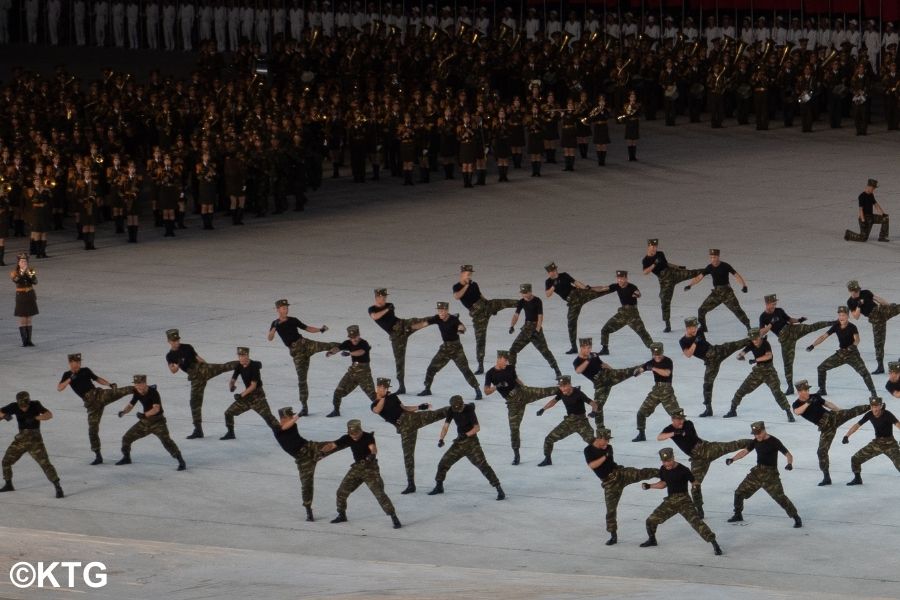 Espectáculo de taekwondo en los Juegos Masivos en agosto en Pyongyang, la capital de Corea del Norte. Tour organizado por KTG Tours