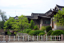 Patios tradicionales coreanos en el Hotel Minsok de Kaesong en Corea del Norte con KTG Tours