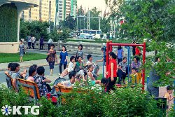 Norcoreanos locales en un parque en la calle Ryomyong en Pyongyang