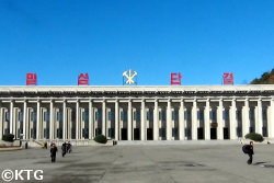 Musée d'histoire de Pyongsong sur la place centrale de la ville. Photo prise par KTG Tours