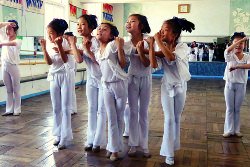 Des enfants dansent lors d'une leçon de danse à l'école primaire Doksung de la ville de Pyongsong, en Corée du Nord. Voyage en RPDC organisé par KTG Tours