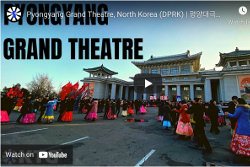 Bailes masivos fuera del Gran Teatro de Pyongyang en Pyongyang