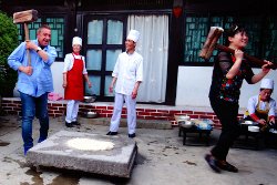 Haciendo pasteles de arroz en el Hotel Minsok de Kaesong en Corea del Norte. Viaje organizado por KTG