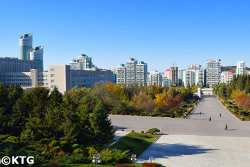 Calle Ryomyong vista desde el campus de la Universidad Kim Il Sung. Descubra Pyongyang y Corea del Norte, RPDC, con KTG Tours.