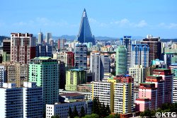 Arquitectura de Pyongyang. Horizonte de la capital de la RPDC. Fotografía tomada por los especialistas de KTG Tours en viajes a Corea del Norte