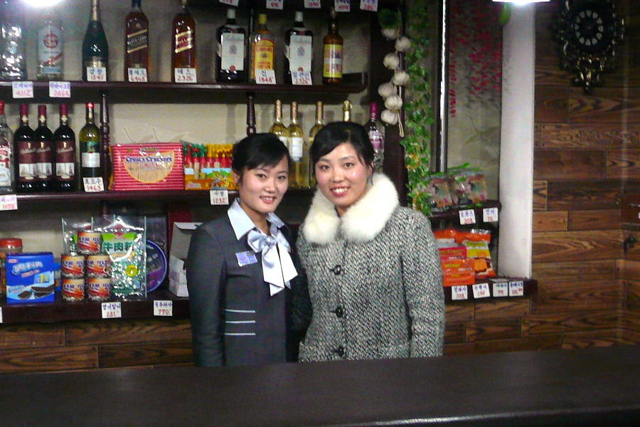 Señoritas norcoreanas en un bar en el Hotel Sinsunhang en la ciudad de Hamhung. Hamhung es una ciudad industrial y la segunda más grande de Corea del Norte con una población de aproximadamente 800,000 personas. Es la capital provincial de la provincia de South Hamgyong. Descubre la RPDC con KTG Tours