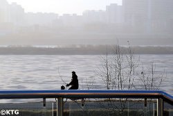 Cisjordania del río Taedong visto desde la calle de futuros científicos Mirae. Fotografía realizada por KTG Tours