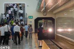 Metro de Pyongyang, Corea del Norte. El metro de Pyongyang es uno de los más profundos e impresionantes del mundo. Tour organizado por KTG Tours