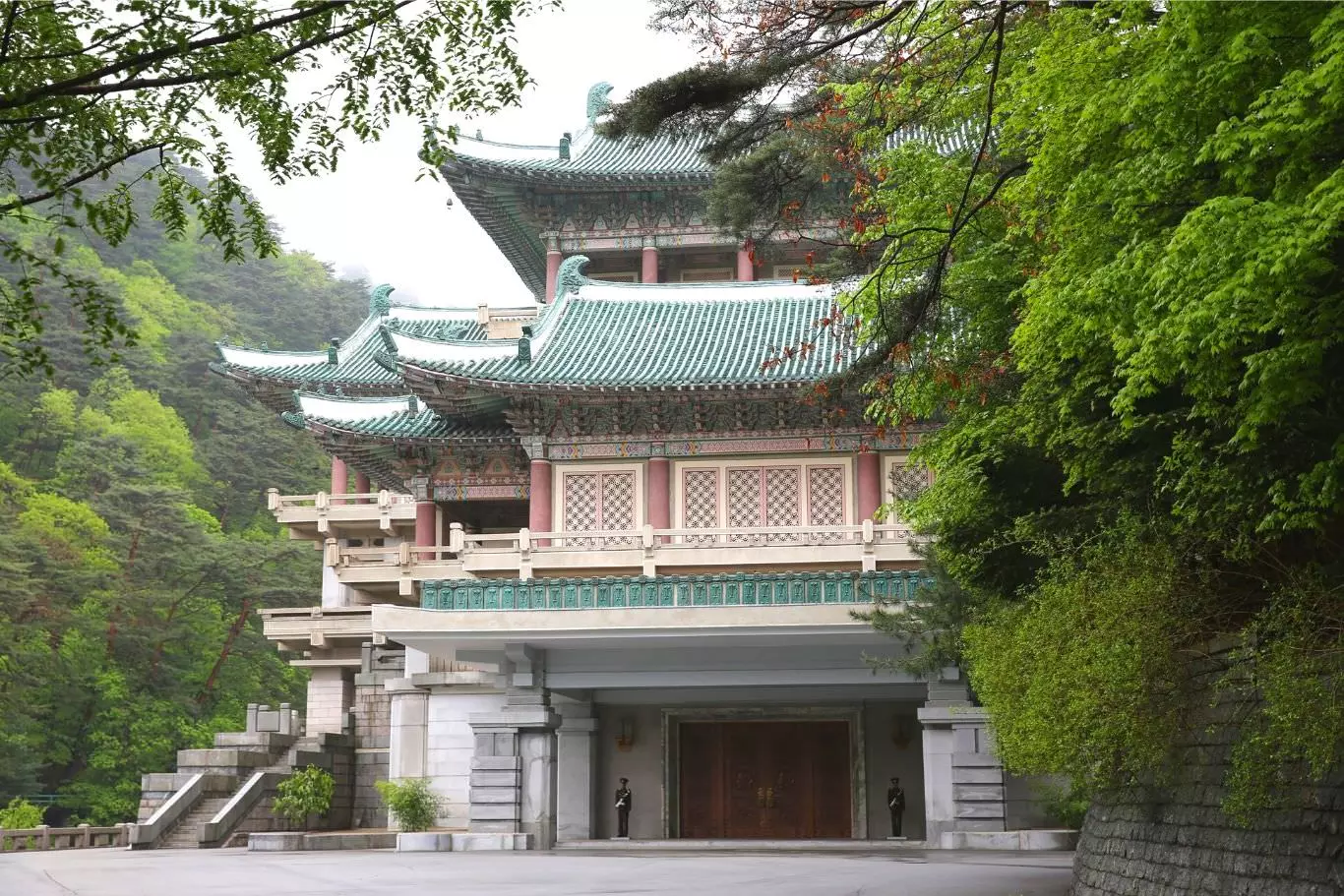 Soldati nordcoreani che proteggono il Centro Internazionale dell'Amicizia sul Monte Myohyang, RPDC (Corea del Nord). Tour organizzato da KTG