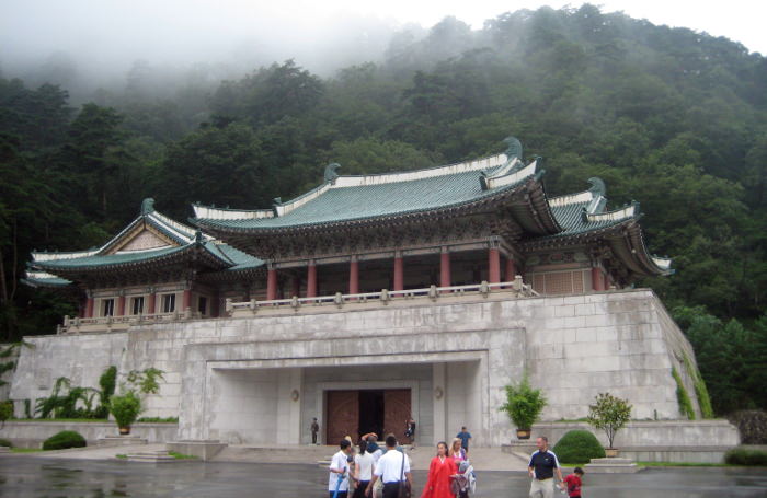 Bâtiment avec des cadeaux pour le chef Kim Jong Il sur le mont Myohyang en Corée du Nord