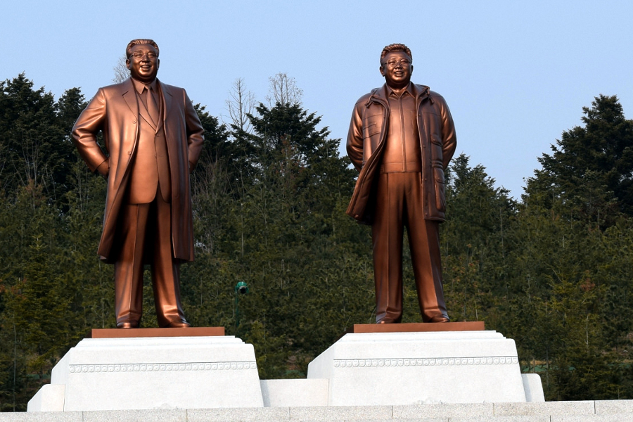 Vues des grands monuments des dirigeants Kim Il Sung et Kim Jong Il sur Janam Hill à Kaesong, Corée du Nord, RPDC. Visitez la ville de Kaesong avec KTG Tours. Janam Hill offre une vue imprenable sur le centre-ville de Kaesong et, si vous allez au pavillon Janam, vous aurez une vue imprenable sur la vieille ville où les maisons traditionnelles coréennes existent encore car Kaesong n'a pas été complètement détruit pendant la guerre de Corée. La ville appartenait en fait à la Corée du Sud pendant une partie de la guerre et les forces américaines ne l'ont pas détruite