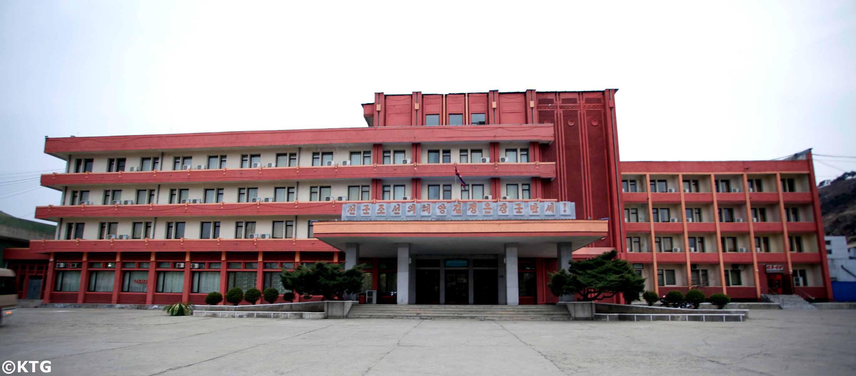 L'hôtel Jangsusan dans la ville de Pyongsong, Corée du Nord, RPDC. C'est le seul hôtel de la ville où les étrangers peuvent séjourner. Photographie prise par KTG Tours.