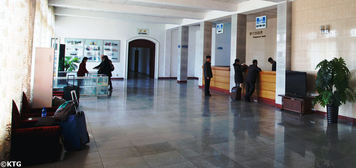 Norcoreanos haciendo el check-in en el hotel Jangsusan en la ciudad de Pyongsong en Corea del Norte (RPDC). Viaje organizado por KTG Tours