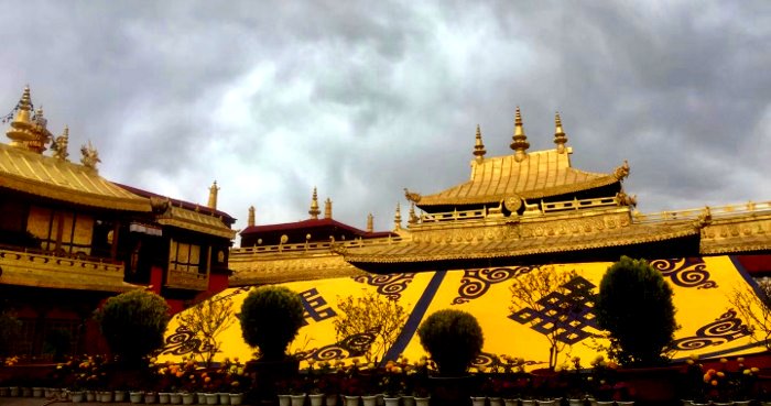 El templo de Jokhang en Lhasa, Tíbet, China es el lugar religioso más importante del Tíbet.