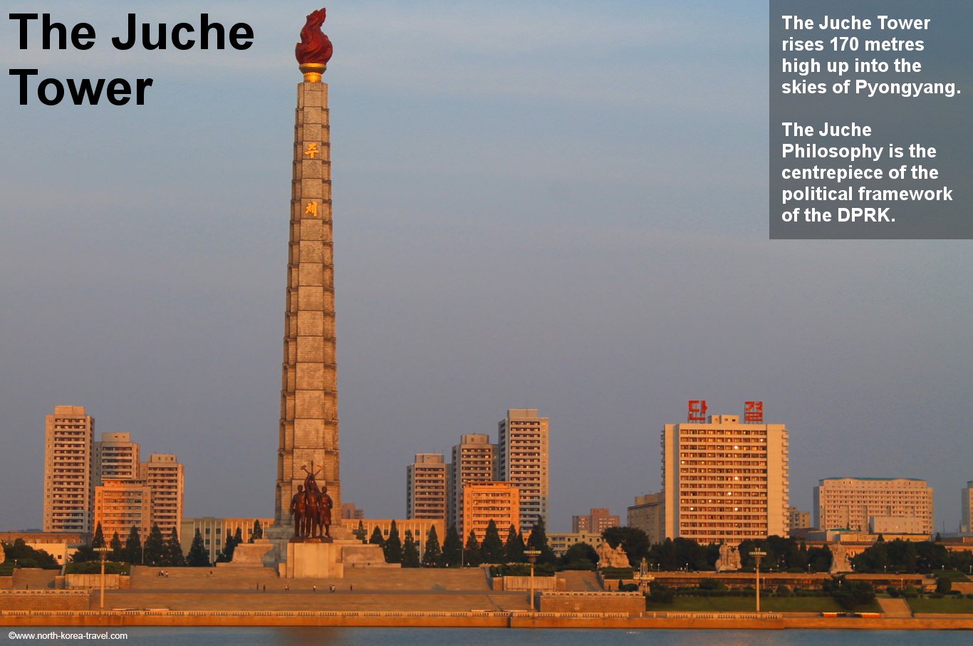 La tour du Juche à Pyongyang de l'autre côté de la rivière Taedong pendant le coucher du soleil, la Corée du Nord