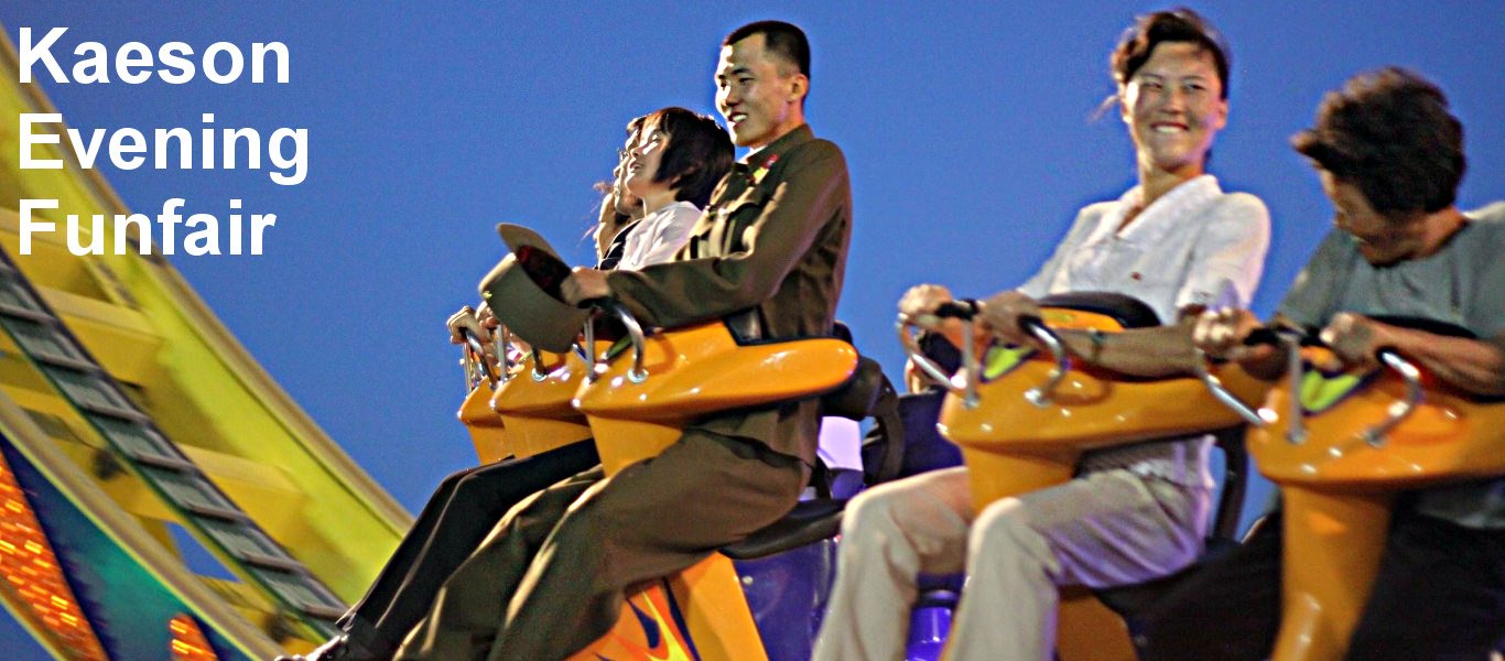 Nordkoreanischer Soldat genießt eine Fahrt auf dem Kaeson Freizeitpark in Pyongyang, Nordkorea